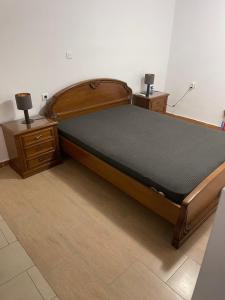 幾內塔的住宿－Magic View 4U Iulia，一间卧室配有木床和2个床头柜