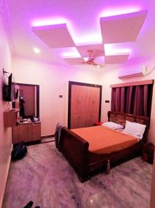 拉梅斯沃勒姆的住宿－SREE Kumaran Residence，一间卧室设有一张大床和天花板