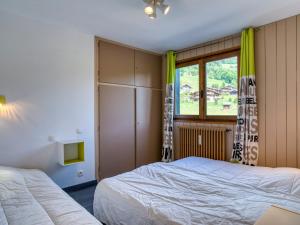 1 Schlafzimmer mit 2 Betten und einem Fenster in der Unterkunft Appartement Megève, 3 pièces, 5 personnes - FR-1-453-229 in Megève