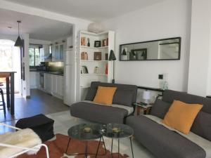 พื้นที่นั่งเล่นของ Sotogrande Duplex near Polo, 2 terraces, 2 pools, full south, 7' drive to beaches and Port, 4 people