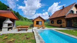 JasenakにあるVilla Pribilaの建物の隣にプールがある家