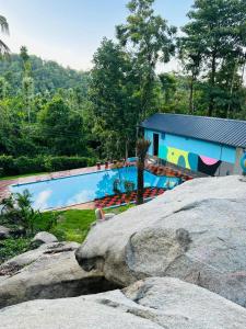 Bazén v ubytování Elora Resort Wayanad nebo v jeho okolí