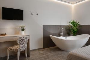 TV a/nebo společenská místnost v ubytování Hotel Giardino Suites&Spa