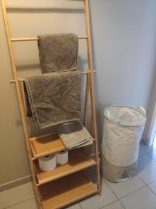 einem Handtuchhalter mit Handtüchern und einem Mülleimer in der Unterkunft City break in Cahors