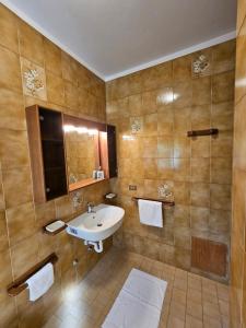 La salle de bains est pourvue d'un lavabo et d'un miroir. dans l'établissement Casa Ronci - Centro Storico - Palacongressi Rimini, à Rimini