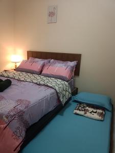 ein Schlafzimmer mit 2 Betten und einer Lampe in der Unterkunft Sofea Inn Bukit Merah - Laketown A6153 in Kampong Selemat