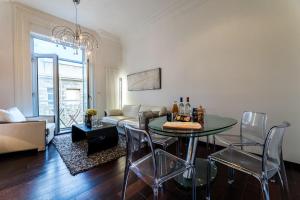 - un salon avec une table, des chaises et un canapé dans l'établissement LIGHTHOUSE KEYWEEK Apartment Biarritz, à Biarritz