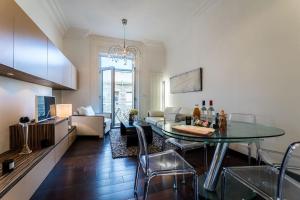 - un salon avec une table et un canapé dans l'établissement LIGHTHOUSE KEYWEEK Apartment Biarritz, à Biarritz