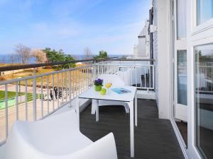 a balcony with a white table and chairs at Seebrücke Heringsdorf - Appartement mit 1 Schlafzimmer und Balkon S7 in Heringsdorf