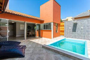 una piscina en el patio trasero de una casa en Casa com Piscina a 7 minutos da Praia em Canasvieiras QJ1126 en Florianópolis