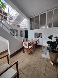 - un salon avec une table et un escalier dans l'établissement Aldea y Playa, à O Grove