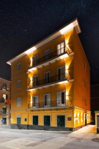 um edifício amarelo com luzes acesas à noite em Acate81 Lifestyle Apartment em Nápoles