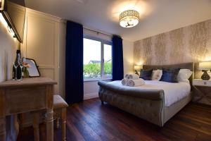 Un dormitorio con una cama grande y una ventana en Wayside Lodge, en Blackpool