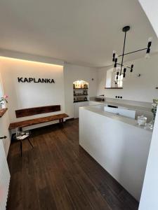 eine Küche mit einer weißen Theke und einer Bank in der Unterkunft Penzion Kaplanka in Znojmo