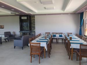 a row of tables and chairs in a restaurant at La Vie En Rose Hotel by Sogutdagi Isparta in Keçiborlu