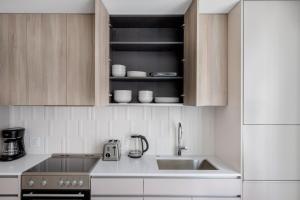 uma cozinha com um lavatório e um frigorífico em South Boston studio w wd nr red line BOS-888 em Boston