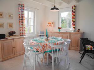 Zdjęcie z galerii obiektu Maison Neuve Confortable Proche Plages à Locmaria – Jardin, Terrasse, Wifi, Classée 3* - FR-1-418-209 w mieście Locmaria