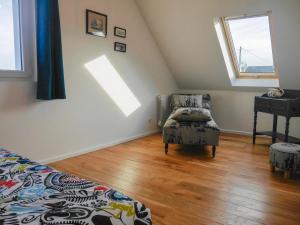 Łóżko lub łóżka w pokoju w obiekcie Maison Neuve Confortable Proche Plages à Locmaria – Jardin, Terrasse, Wifi, Classée 3* - FR-1-418-209