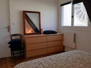ein Schlafzimmer mit einer Kommode mit einem Spiegel und einem Fenster in der Unterkunft Appartement Le Palais, 3 pièces, 4 personnes - FR-1-418-226 in Le Palais