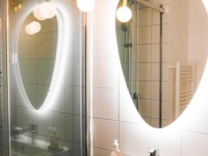un bagno con uno specchio e un lavandino di Appartement refait à neuf, cœur de ville, proche plage, animaux acceptés - FR-1-418-230 a Le Palais
