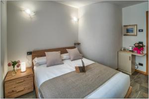 Cama ou camas em um quarto em Foresteria Lombarda San Rocco