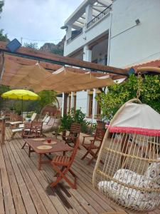 una terraza de madera con sillas, mesa y sombrilla en Villa 6 chambres montagne et mer, en Lújar