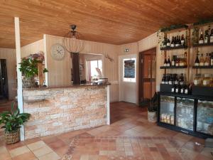 Le BoscにあるRelais du Salagou - Chalets climatisés proche Lac du Salagouのワインのボトルを用意したバー付きの客室です。