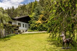 eine Statue eines Hirsches auf einem Hof in der Unterkunft Chalet Luis in Pfalzen