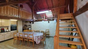 een keuken en eetkamer met een tafel en stoelen bij Rochesson - Le Chalet in Rochesson