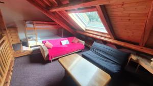 een kamer met een bed en een stapelbed bij Rochesson - Le Chalet in Rochesson