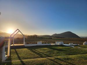 a view of a field with the sun in the sky at DuVon Farmhouse in Robertson