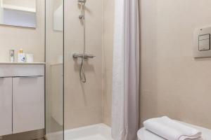 ein Badezimmer mit Dusche und Toilette in der Unterkunft Sun Sand Surf Apartment - Brand New & Cozy Apt in Aljezur in Aljezur