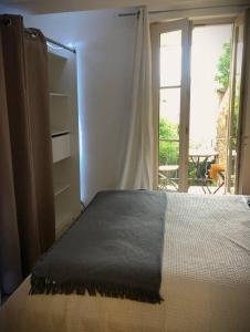 Ένα ή περισσότερα κρεβάτια σε δωμάτιο στο Joli T2 Jardin, entre mer/verdon +14 φωτογραφίες