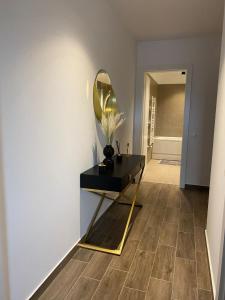 um corredor com uma mesa e um espelho na parede em Charming 1-Bed Apartment in Brasov em Brasov