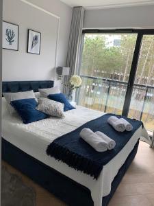 מיטה או מיטות בחדר ב-SHELLTER Apartament Blue Dune-Rogowo