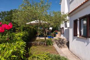 Vonkajšia záhrada v ubytovaní Apartments in Njivice - Insel Krk 34038
