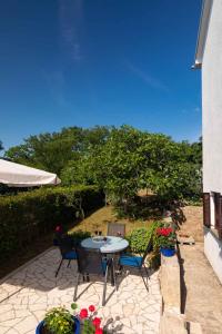 Vonkajšia záhrada v ubytovaní Apartments in Njivice - Insel Krk 34038