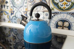 un bollitore per tè blu, posto sopra un fornello di Palazzo Manzoni Apartments a Bari