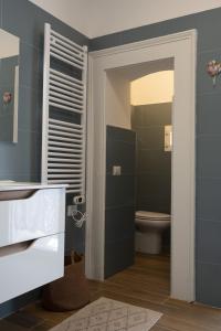 バーリにあるPalazzo Manzoni Apartmentsのトイレと洗面台付きのバスルーム +31枚の写真