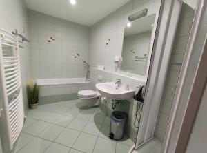 美國魯穆尼卡的住宿－Villa Cassandra，白色的浴室设有水槽和卫生间。