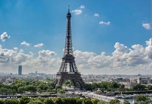 - une vue sur la tour Eiffel d'une ville dans l'établissement F2 cosy proche Disney et Paris, à Thorigny-sur-Marne