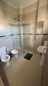 a bathroom with a shower and a toilet and a sink at Edificio Itasu - 3ro - alquileres temporales in Posadas