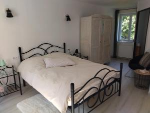 a bedroom with a large bed and a dresser at Gite de la Pierre Bleue, Maison à la campagne, Atelier d'Artiste in Verdon