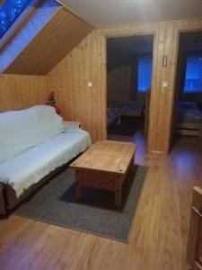 1 dormitorio con cama y mesa de centro en AgroDana Malinka, en Wisełka