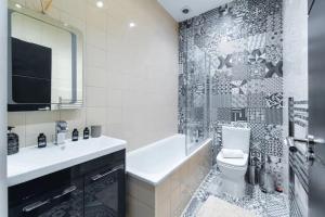 ein Bad mit einem WC, einem Waschbecken und einer Dusche in der Unterkunft Spacious and Comfy 6BD House - Ilford! in Ilford
