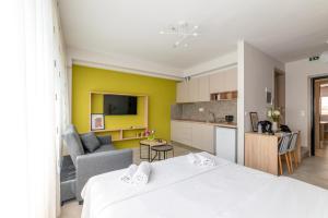 1 dormitorio con 1 cama y sala de estar en Koup Collection Suites, en Tesalónica