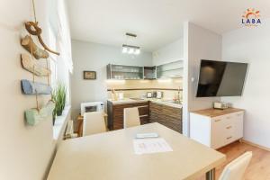 Kuchyň nebo kuchyňský kout v ubytování LABA Kołobrzeg Apartamenty Zielone Tarasy