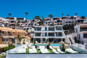 une image d'un bâtiment avec piscine dans l'établissement Palmera Sea View, à Patalavaca