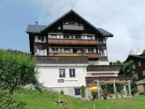 ein großes Gebäude mit schwarzem Dach in der Unterkunft "Studio Edelweiss" Spillstatthus in Grindelwald