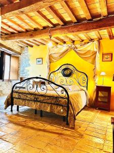Mercatello sul Metauro的住宿－Agriturismo Biologico Castello Della Pieve，一间卧室配有一张带绘画的床铺